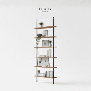 Wysoki regał rozporowy 100cm z litego drewna dębowego, zamontowany między podłogą a sufitem w nowoczesnym salonie, półki wypełnione książkami i dekoracjami.