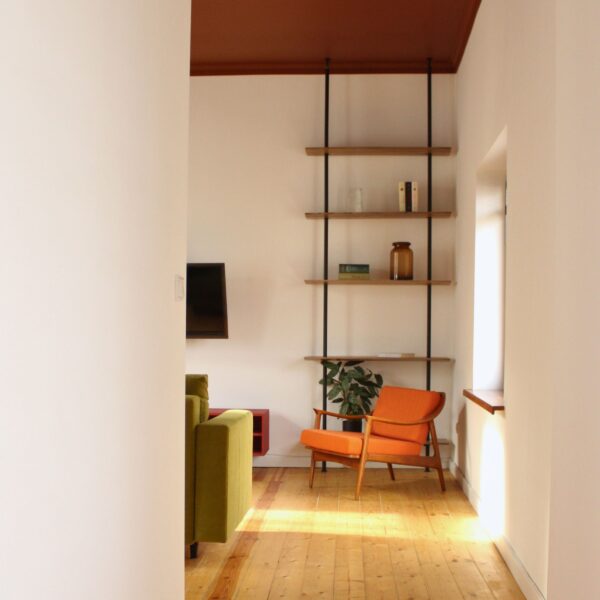 Rozporowy regał derewniany, wykonany z naturalnego litego dębu, w 3 wariantach kolorystycznych - polska produckja i projekt