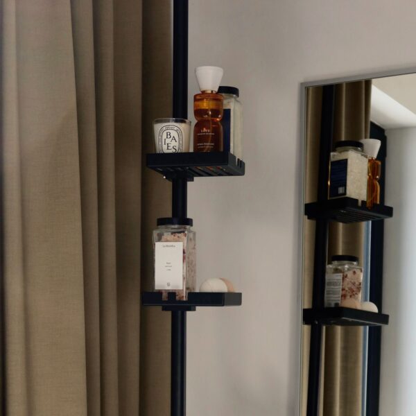 Czarna półka pod prysznic