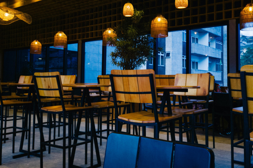 Producent mebli dla sieci gastronomicznych Meble na zamówienie dla franczyz gastronomicznych Produkcja mebli na dużą skalę dla lokali gastronomicznych Wyposażenie meblowe dla restauracji sieciowych – producent Meble do lokali gastronomicznych – masowa produkcja Producent mebli do sieci restauracji