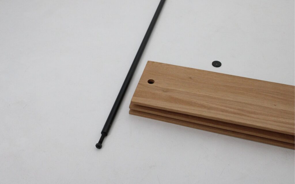 Regał 70 cm szerokości od D.A.G studio – wąski regał dębowy bez wiercenia. Designerski, kompaktowy, idealny do wnęki, małych mieszkań, salonu, sypialni i biura. Polski producent.