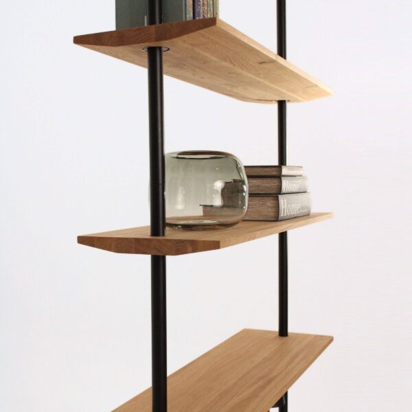 Dębowy regał na książki o rozporowej konstrukcji montażowej - wysoki