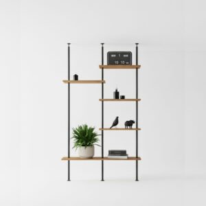 Duży, dębowy regał rozporowy o szerokości 130 cm, użyty jako ażurowa ścianka działowa w nowoczesnym lofcie. Drewniany regał na książki oddziela przestrzeń, nie zabierając światła