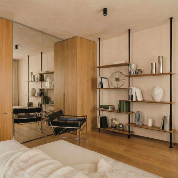 Regału rozporowy o wysokości 250 cm. Wysoki regał na książki zaprojektowany z myślą o maksymalnej funkcjonalności i estetyce.