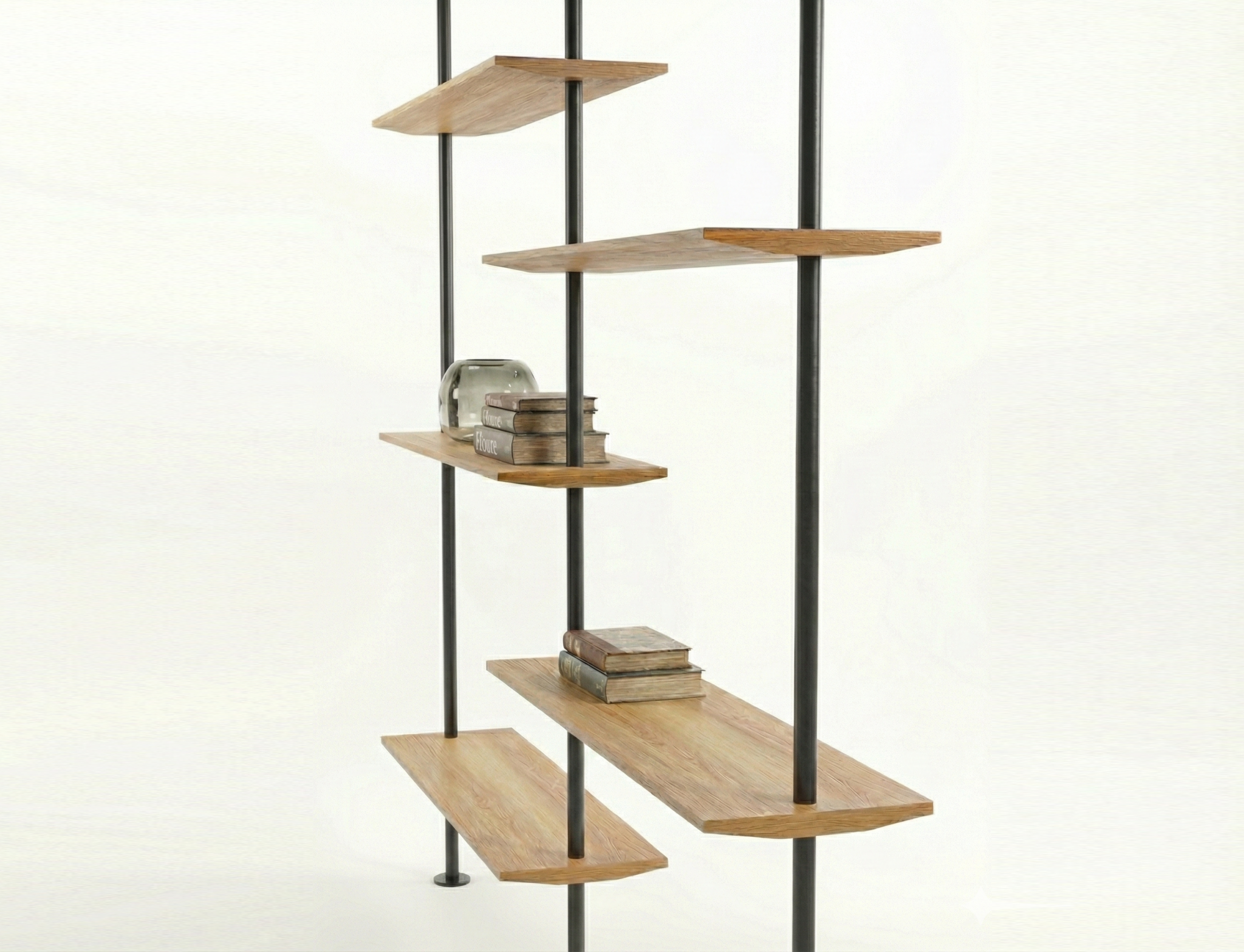 Regał na książki na całą ścianę w salonie. Ażurowa konstrukcja rozporowa.