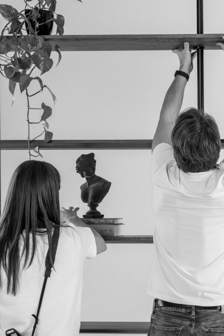 Drewniany regał na książki bez ścianek w aranżacji domowej. Mebel zaprojektowany z myślą o długowieczności i łatwej renowacji.