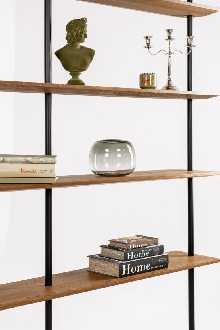 Duży regał na książki na całą ścianę wypełniony literaturą. Otwarta konstrukcja bez ścianek, stabilny regał na zamówienie do domowej biblioteki.